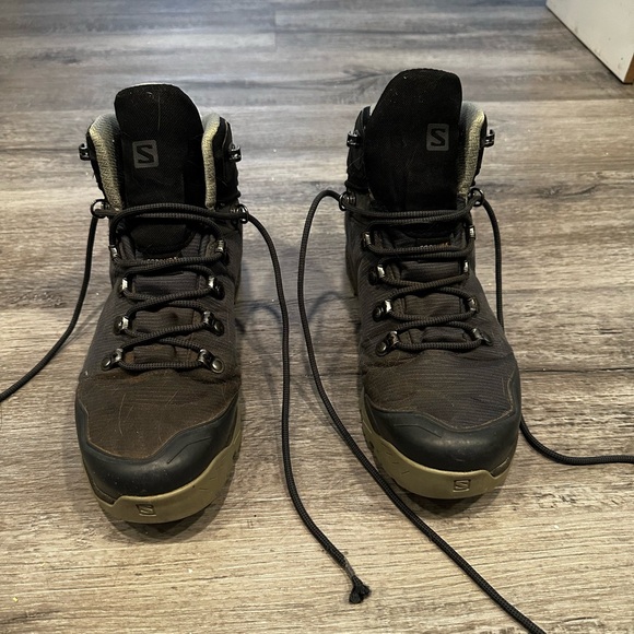 Salomon women’s hiking boots 7.5 - Picture 1 of 4
